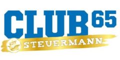 Logo des CLUB 65 mit großer blauer Schrift und gelbem Pinselstrich, auf dem der Schriftzug "STEUERMANN" in Weiß steht.